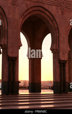 Grande Moschea di Hassan 2 al tramonto a Casablanca, in Marocco. Belle arcate della moschea araba al tramonto, i raggi di luce solare Foto Stock