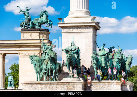 Statures delle importanti leader ungherese sulla Piazza degli Eroi, una delle piazze principali di Budapest, in Ungheria Foto Stock