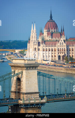 Vista aerea del parlamento di Budapest e la catena ponte sul fiume Danubio, Ungheria Foto Stock