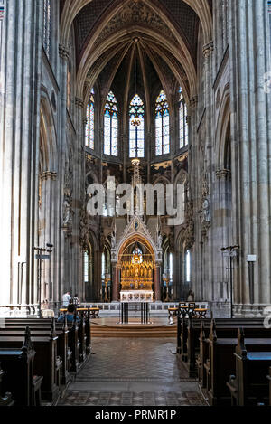 Altare Maggiore,Votivkirche, Vienna, eretta nell'apprezzamento del fallito tentativo di assassinio su Franz Joseph 1853. Dedicato 1879. Situato sulla famosa Ringstrasse Foto Stock