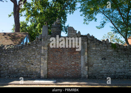 Le rovine di st. johns priory, grandi premuto (quasi testa quadrata) archway (ora murata) con i resti di una finestra al di sopra di essa e una corbel staffa. Foto Stock