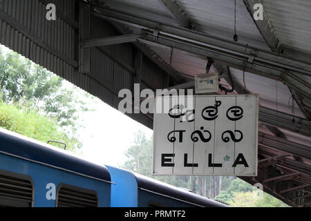 Traduzione: arrivando a ella stazione ferroviaria, un viaggio panoramico attraverso Kandy. Preso in Sri Lanka, Agosto 2018. Foto Stock