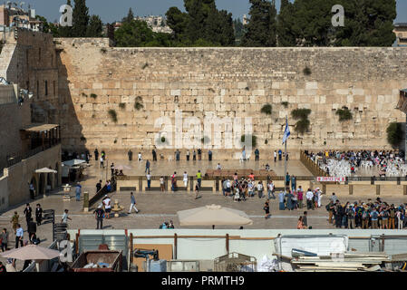 Gerusalemme, Israele - 15 Maggio 2018: ebrei pregare presso la Western o Muro del Pianto, il luogo più sacro per l'Ebraismo Foto Stock