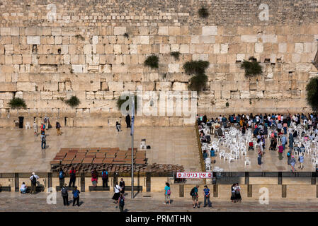Gerusalemme, Israele - 15 Maggio 2018: ebrei pregare presso la Western o Muro del Pianto, il luogo più sacro per l'Ebraismo Foto Stock