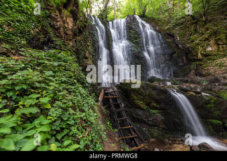 Paesaggio di Koleshino cascate cascata in montagna Belasica, Novo Selo, Repubblica di Macedonia Foto Stock