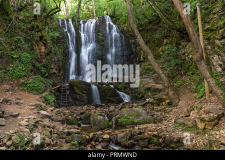 Paesaggio di Koleshino cascate cascata in montagna Belasica, Novo Selo, Repubblica di Macedonia Foto Stock