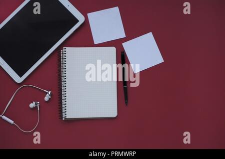 Studio roba. Sfondo dell'istruzione. Articoli di cancelleria. Gli aspetti dell'istruzione. Tablet, carte, marker, le cuffie e il notebook sul tavolo. Foto Stock