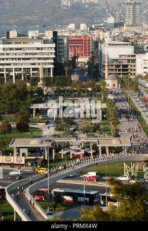 Cavalcavia pedonali nella città di Izmir in Turchia Foto Stock