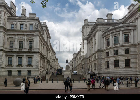 Londra, Inghilterra - Giugno 17, 2016: Churchill War Rooms e Robert Clive Memorial visto da King Charles Street a Londra, Inghilterra, Gran Bretagna Foto Stock