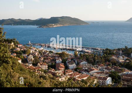 Vista panoramica di Kas Boat Harbour e la città sulla costa mediterranea della Turchia Foto Stock