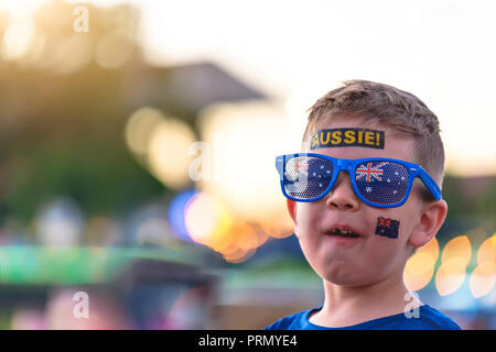 Carino il ragazzo Australiano con bandiera tatuaggio sul suo volto su Australia Day celebrazione in Adelaide Foto Stock