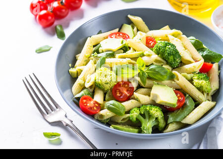 Vegan pasta penne con verdure. Foto Stock