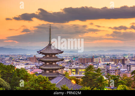 Nara, Giappone pagoda e città al crepuscolo. Foto Stock