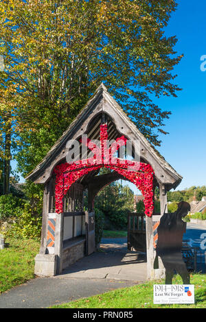 Cucito a mano papaveri adornano il portico di Santa Maria Maddalena chiesa Eardisley per commemorare i 100 anni della Prima Guerra Mondiale. Herefordshire UK. Settembre Foto Stock