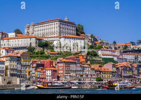 Porto o a Oporto, Portogallo. Ribeira distretto con i tipici edifici colorati, il fiume Douro e navi da crociera per turisti in di Rabelo barche di forma Foto Stock