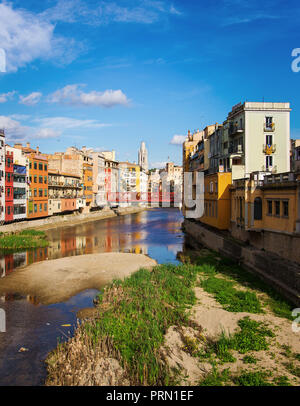 Scenario paesaggistico di pittoresche case multocolor affacciato sul fiume Onyar con metallo rosso brige in Girona Spagna Foto Stock