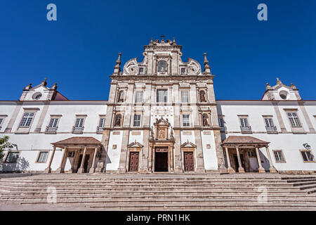 Santarem vedere la Cattedrale o Sé Catedral de Santarem aka Nossa Senhora da Conceicao Chiesa. Costruito nel XVII secolo in stile manierista. Portogallo Foto Stock