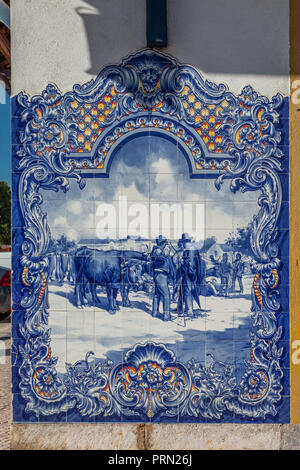 Tipico portoghese o Azulejos piastrelle blu con le tradizionali scene rurali, nella facciata del Mercado Municipal Mercato degli Agricoltori di Santarem, Portogallo Foto Stock