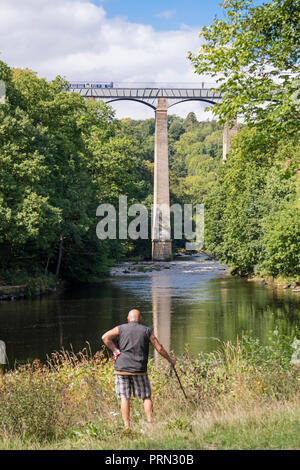 Acquedotto Pontcysyllte (Traphont Ddŵr Pontcysyllte) in Llangollen Canal attraversando il fiume Dee, Wales, Regno Unito Foto Stock