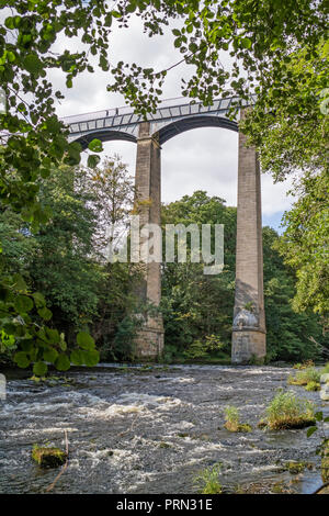 Acquedotto Pontcysyllte (Traphont Ddŵr Pontcysyllte) in Llangollen Canal attraversando il fiume Dee, Wales, Regno Unito Foto Stock