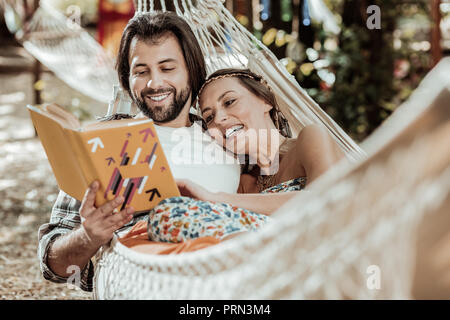 Allegro l uomo e la donna in appoggio in una amaca Foto Stock