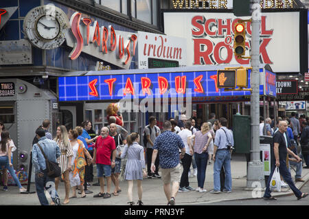 La Stardust Diner con il suo canto i server è un luogo popolare per mangiare su Broadway in Times Square a New York City. Foto Stock