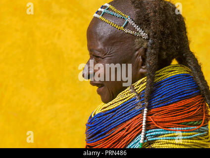 Vista laterale di una tribù Mumuhuila donna, Provincia di Huila, Chibia, Angola Foto Stock