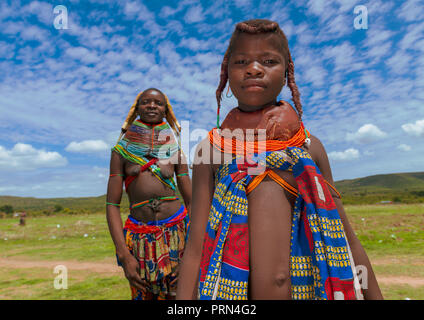 Tribù Mumuhuila madre con la sua figlia adolescente, Provincia di Huila, Chibia, Angola Foto Stock