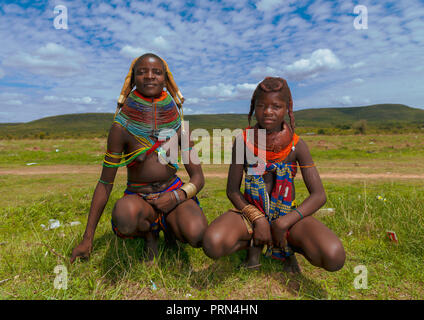 Tribù Mumuhuila madre con la sua figlia adolescente, Provincia di Huila, Chibia, Angola Foto Stock