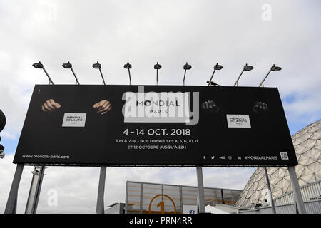 Parigi, Francia. 03 ott 2018. Un segno per il Paris International Motor Show, presa sulla seconda giornata della stampa. Il Motor Show sarà aperta al pubblico dal 04 al 14 Ottobre. Credito: Uli Deck/dpa/Alamy Live News Foto Stock