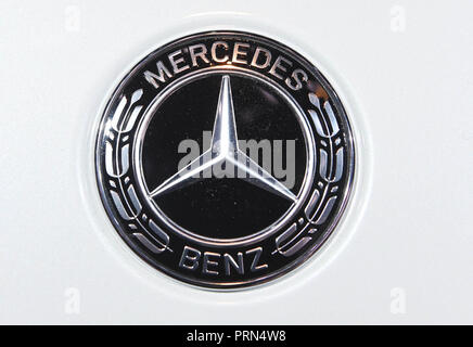 Parigi, Francia. 03 ott 2018. Un logo Mercedes-Benz prese sulla seconda giornata della stampa del Paris International Motor Show. Il Motor Show sarà aperta al pubblico dal 04 al 14 Ottobre. Credito: Uli Deck/dpa/Alamy Live News Foto Stock