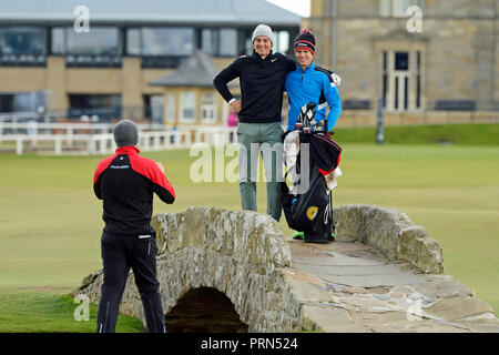 St Andrews, Scotland, Regno Unito, 03 ottobre, 2018. Oliver Gillberg (C) della Svezia pone con il suo piattello sul famoso ponte Swilcan alla fine di una pratica rotonda sul vecchio corso, St Andrews, come compagno svedese Alexander Bjork (L) prende la foto, prima di iniziare il Dunhill Links Championship. © Ken Jack / Alamy Live News Foto Stock