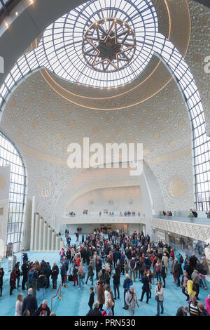 Colonia, Germania. 3° OTT 2018. In moschea centrale dell'associazione Turkish-Islamic Ditib in Colonia-ehrenfeld mercoledì (03.10.2018) il centro di kick-off evento per la nazionale "Moschea aperta giorno' ha avuto luogo. Più di mille Chiese musulmani in Germania si aprono le loro porte alla moschea aperta giorno. Sotto il motto "religiosità - singole, naturale e normale', eventi su tutto il territorio nazionale con incontri e scambi avrà luogo. Credito: Guido Schiefer/Alamy Live News Foto Stock