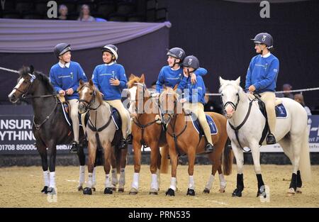 NEC Birmingham, UK. 3° OTT 2018. La squadra vincente da Oakley Hunt West pony club. Sviluppi Thistledown Pony club coppetta montata giochi. Cavallo dell'anno mostra (HOYS). Il National Exhibition Centre (NEC). Birmingham. Regno Unito. 03/10/2018. Credito: Sport In immagini/Alamy Live News Foto Stock
