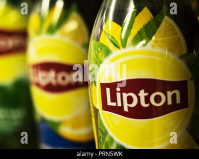 Kiev, Ucraina. 2 Ottobre, 2018. Marea profumo originale lavanderia liquido detergente è visto in un negozio. Credito: Igor Golovniov SOPA/images/ZUMA filo/Alamy Live News Foto Stock