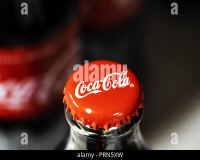 Kiev, Ucraina. 2 Ottobre, 2018. Il sughero su una Coca Cola bottiglia di vetro è visto in un negozio. Credito: Igor Golovniov SOPA/images/ZUMA filo/Alamy Live News Foto Stock
