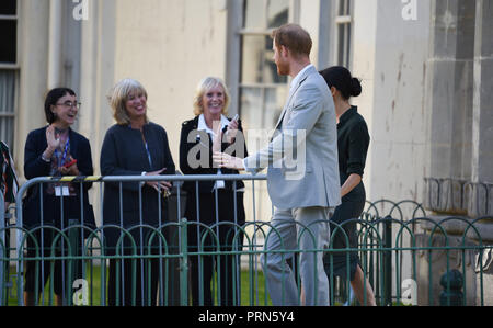 Brighton Regno Unito 3 ottobre 2018 - Il Duca e la Duchessa di Sussex incontrare del personale dopo aver visitato il Royal Pavilion in Brighton oggi come parte della loro prima visita a la contea in cui essi sono stati a Chichester e Bognor così come la Brighton Credito: Simon Dack/Alamy Live News Foto Stock