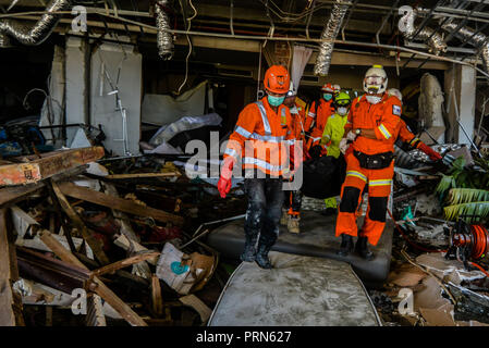 Palu, Sulawesi centrali. 3° Ott, 2018. La ricerca e il salvataggio ai membri del team di ricerca di vittime a Balaroa, a Palu, Sulawesi centrali, Indonesia. Ottobre 3, 2018. Il tributo di morte pagato in Indonesia i diversi terremoti e un conseguente tsunami è saltato a 1.407 Mercoledì, il paese del disaster management agency detto. Credito: Iqbal Lubis/Xinhua/Alamy Live News Foto Stock