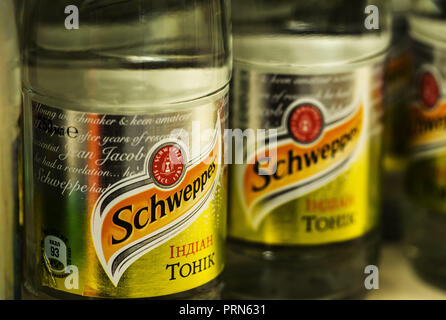 Kiev, Ucraina. 2 Ottobre, 2018. Schweppes Indian tonic è visto in un negozio. Schweppes Indian tonic acqua è parte della Schweppes Mixers intervallo '"' il più popolare di marca gamma di mixer in Irlanda. Essi possono essere goduti da soli o in combinazione con alcool o succo di frutta. Credito: Igor Golovniov SOPA/images/ZUMA filo/Alamy Live News Foto Stock