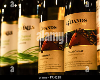 Kiev, Ucraina. 2 Ottobre, 2018. 14 mani vino visto in un negozio ucraino. Uno di grande valore Washington cantine, Credito: Igor Golovniov SOPA/images/ZUMA filo/Alamy Live News Foto Stock