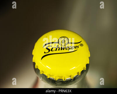 Kiev, Ucraina. 2 Ottobre, 2018. Cork su Schweppes bottiglia di vetro visto su un ucraino store. Schweppes Indian tonic acqua è parte della Schweppes Mixers intervallo '"' il più popolare di marca gamma di mixer in Irlanda. Essi possono essere goduti da soli o in combinazione con alcool o succo di frutta. Credito: Igor Golovniov SOPA/images/ZUMA filo/Alamy Live News Foto Stock