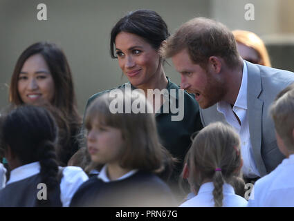 Brighton, Regno Unito, 3 ottobre 2018. Il Duca e la Duchessa di Sussex soddisfare la scuola dei bambini durante una visita al Royal Pavilion in Brighton :Credit James Boardman/Alamy Live News Foto Stock