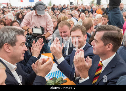 Moedlareuth, Turingia. 03 ott 2018. I primi ministri della Baviera e Sassonia, Markus Söder (l, CSU) e Michael Kretschmer (M, CDU), come pure il presidente regionale della CDU Turingia, Mike Mohring (r), sono seduti in un rettangolo di selezione su unità tedesca giorno. La CSU e CDU associazioni dalla Turingia e Sassonia si celebra il festival tedesco nel villaggio di Mödlareuth, precedentemente divisi dal confine interno-tedesco. Credito: Arifoto ug/Michael Reichel/dpa-Zentralbild/dpa/Alamy Live News Foto Stock