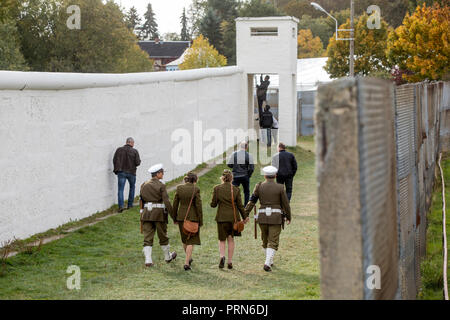 Moedlareuth, Turingia. 03 ott 2018. Persone in uniforme della American polizia militare intorno al 1950 Visita il Museo German-German nel villaggio di Mödlareuth, precedentemente divisi dal confine interno-tedesco, il giorno dell'unità tedesca. Più tardi, la CSU e CDU associazioni dalla Turingia e Sassonia celebrerà il Festival in Germania. Credito: Arifoto ug/Michael Reichel/dpa-Zentralbild/dpa/Alamy Live News Foto Stock