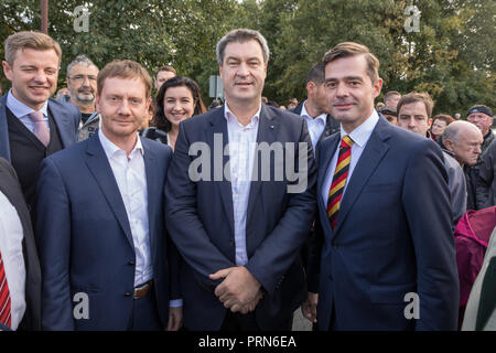 Moedlareuth, Turingia. 03 ott 2018. I primi ministri della Baviera e Sassonia, Markus Söder (M, CSU) e Michael Kretschmer (l, CDU), così come Mike Mohring, presidente della CDU Turingia, sono in piedi nel villaggio di Mödlareuth, precedentemente divisi dal confine interno-tedesco, sulla riunificazione tedesca giorno. Più tardi, la CSU e CDU associazioni dalla Turingia e Sassonia celebrerà il Festival in Germania. Credito: Arifoto ug/Michael Reichel/dpa-Zentralbild/dpa/Alamy Live News Foto Stock