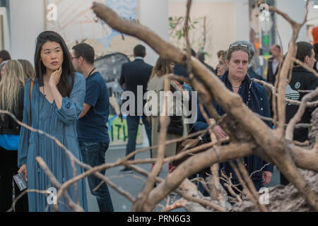 Regents Park, London, Regno Unito. 3° OTT 2018. Lo Sciamano, 2018 da Tatiana Trouve, in Kamel Mennour - il fregio Art Fair a Regents Park. Essa rimane aperta fino al 7 ottobre 2018. Credito: Guy Bell/Alamy Live News Foto Stock