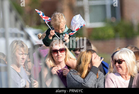 Il Joff Centro Giovanile, Peacehaven, East Sussex, Regno Unito. Il 3 ottobre 2018. Il principe Harry e Meghan Markle fanno la loro prima visita ufficiale per le contee di West e East Sussex come il Duca e la Duchessa di Sussex. . Credito: Newspics Regno Unito Sud/Alamy Live News Foto Stock