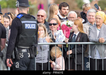 Il Joff Centro Giovanile, Peacehaven, East Sussex, Regno Unito. Il 3 ottobre 2018. Il principe Harry e Meghan Markle fanno la loro prima visita ufficiale per le contee di West e East Sussex come il Duca e la Duchessa di Sussex. . Credito: Newspics Regno Unito Sud/Alamy Live News Foto Stock