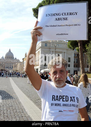 Roma, Italia. 03 ott 2018. Piero Brogi, egli stesso vittima di un abuso, sorregge un segno all'inizio del Sinodo dei Vescovi in Vaticano non lontano da Piazza San Pietro che chiede di porre fine ad abusi da parte del clero. Sullo sfondo si può vedere la Basilica di San Pietro. Credito: Lena Klimkeit/dpa/Alamy Live News Foto Stock