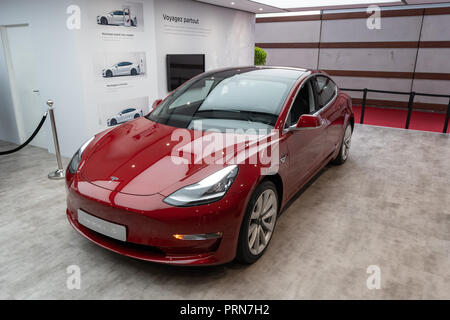 Parigi, Francia. Il 3 ottobre 2018. Il nuovo modello di Tesla 3 sul display al Motor Show di Parigi. © David Bertho / Alamy Live News Foto Stock